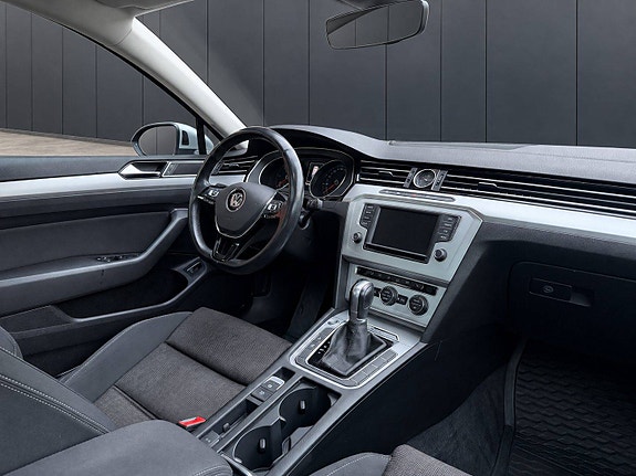 Volkswagen Passat 13 of 25