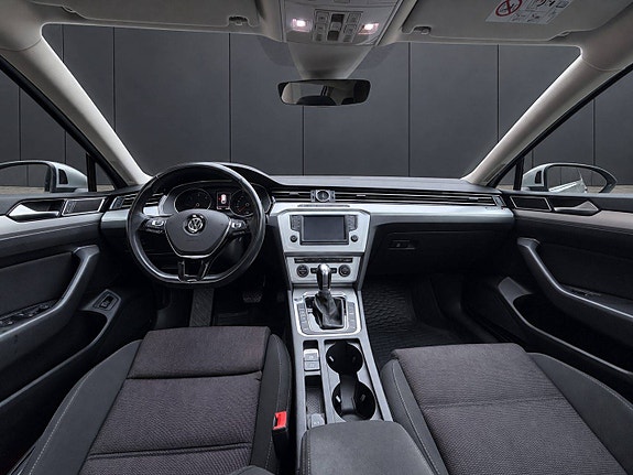Volkswagen Passat 9 of 25