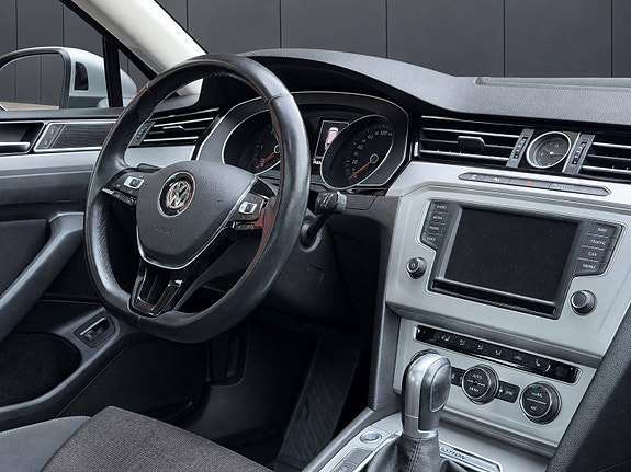 Volkswagen Passat 14 of 25
