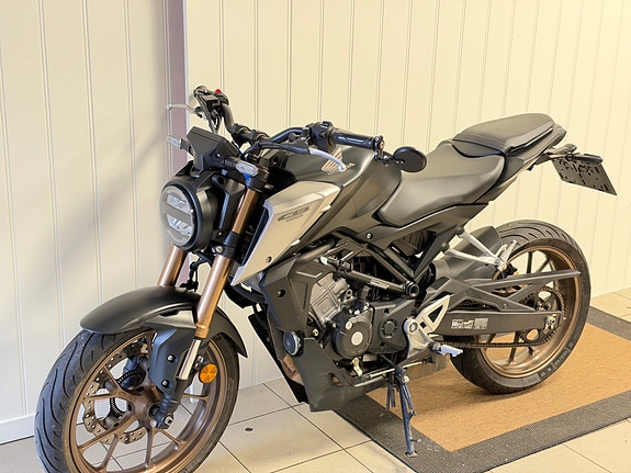 Honda CB 125 R 2 of 6