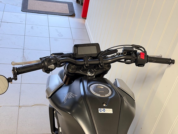 Honda CB 125 R 5 of 6