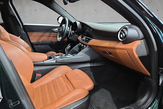 Alfa Romeo Giulia 21 of 28