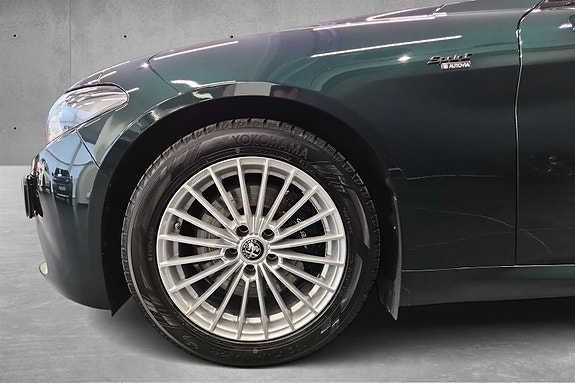 Alfa Romeo Giulia 9 of 28