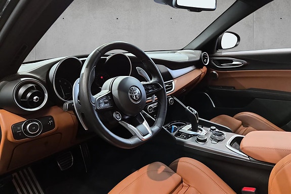 Alfa Romeo Giulia 14 of 28