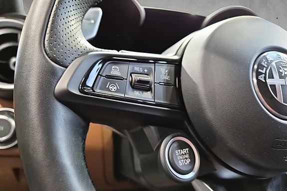 Alfa Romeo Giulia 19 of 28