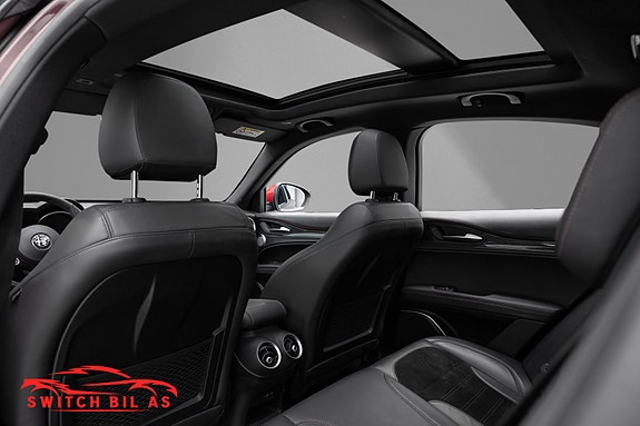 Alfa Romeo Stelvio Quadrifoglio 24 of 30