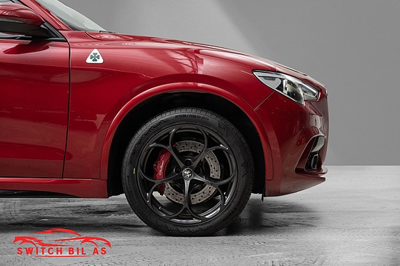Alfa Romeo Stelvio Quadrifoglio 10 of 30