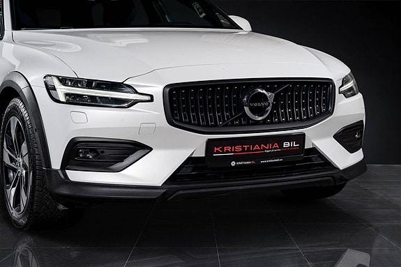 Volvo V60 Cross Country 2 of 30