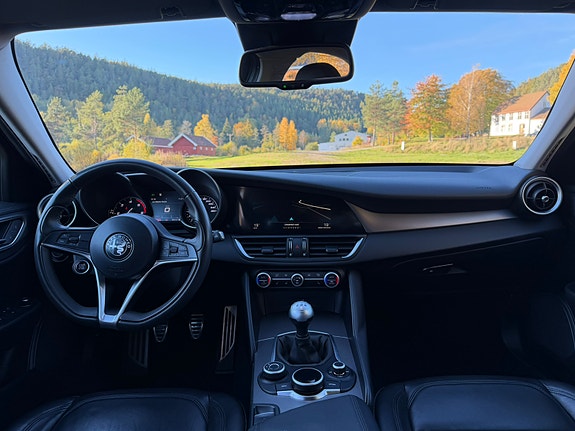 Alfa Romeo Giulia 10 of 17