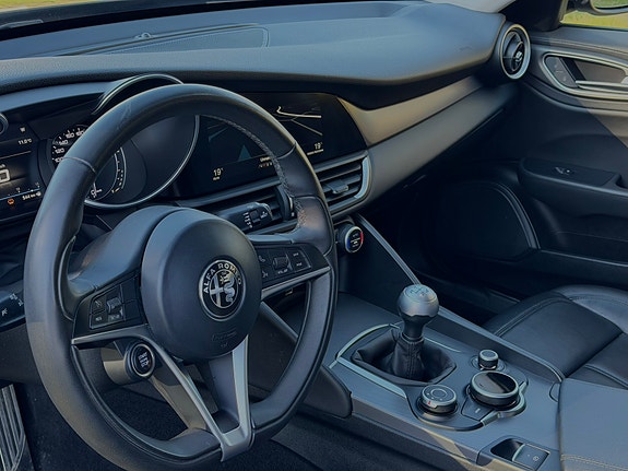 Alfa Romeo Giulia 8 of 17