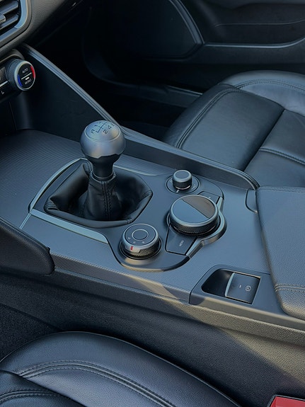 Alfa Romeo Giulia 9 of 17