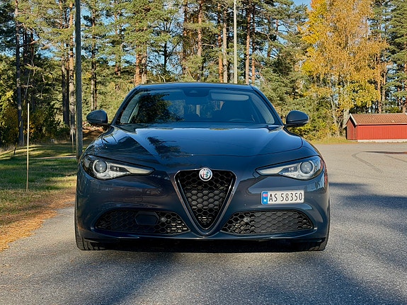 Alfa Romeo Giulia 2 of 17