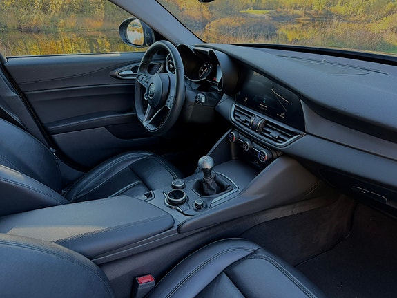 Alfa Romeo Giulia 15 of 17