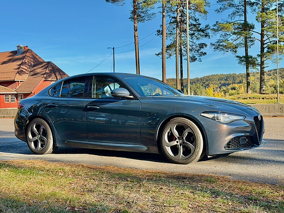 Alfa Romeo Giulia 7 of 17