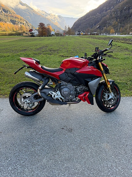 Ducati Streetfighter V2S 2 of 9