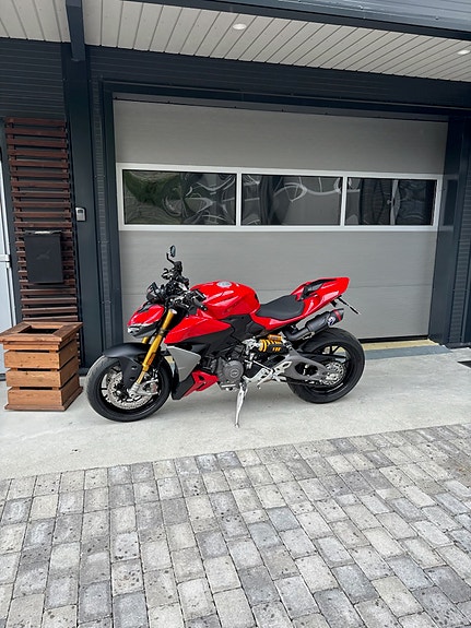Ducati Streetfighter V2S 7 of 9