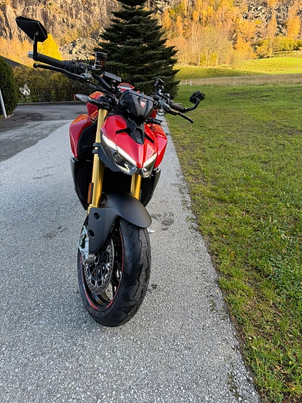Ducati Streetfighter V2S 5 of 9