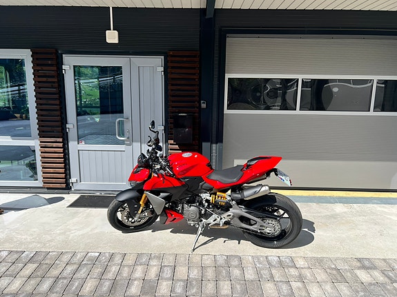 Ducati Streetfighter V2S 6 of 9