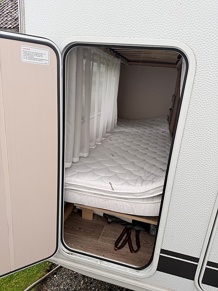 Dethleffs C-Joy 480 QLK Aircondition, mover, batteripakke, zipmarkise med vegger, fukttest, garanti, kun 212 cm bredde, 995 kg, sykkelstativ, 6 sengeplasser, røykfri 16 of 19