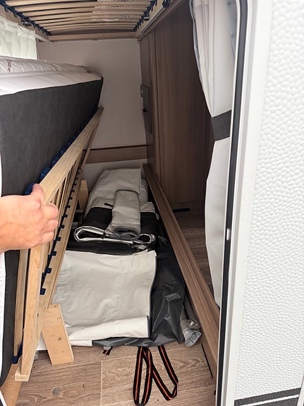 Dethleffs C-Joy 480 QLK Aircondition, mover, batteripakke, zipmarkise med vegger, fukttest, garanti, kun 212 cm bredde, 995 kg, sykkelstativ, 6 sengeplasser, røykfri 17 of 19