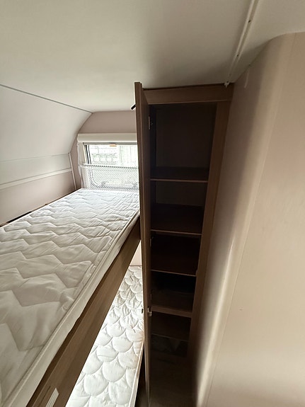 Dethleffs C-Joy 480 QLK Aircondition, mover, batteripakke, zipmarkise med vegger, fukttest, garanti, kun 212 cm bredde, 995 kg, sykkelstativ, 6 sengeplasser, røykfri 14 of 19