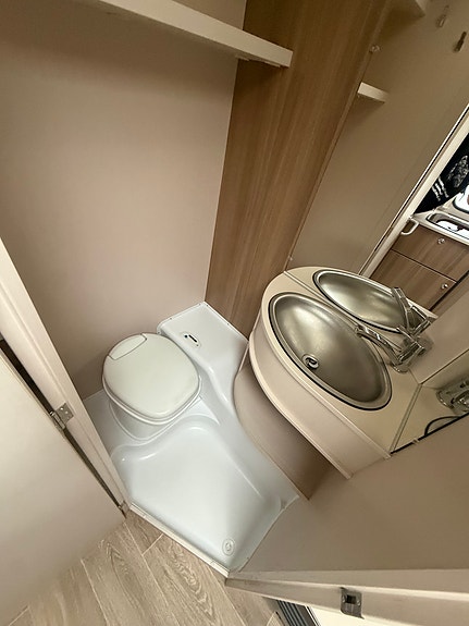 Dethleffs C-Joy 480 QLK Aircondition, mover, batteripakke, zipmarkise med vegger, fukttest, garanti, kun 212 cm bredde, 995 kg, sykkelstativ, 6 sengeplasser, røykfri 13 of 19