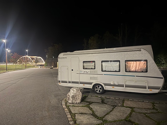 Dethleffs C-Joy 480 QLK Aircondition, mover, batteripakke, zipmarkise med vegger, fukttest, garanti, kun 212 cm bredde, 995 kg, sykkelstativ, 6 sengeplasser, røykfri 18 of 19