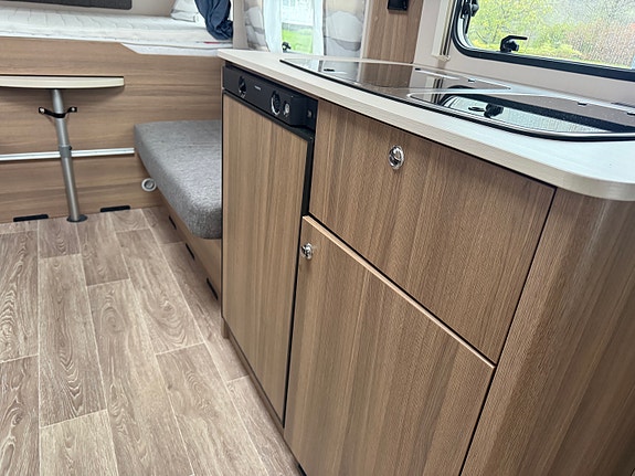 Dethleffs C-Joy 480 QLK Aircondition, mover, batteripakke, zipmarkise med vegger, fukttest, garanti, kun 212 cm bredde, 995 kg, sykkelstativ, 6 sengeplasser, røykfri 10 of 19