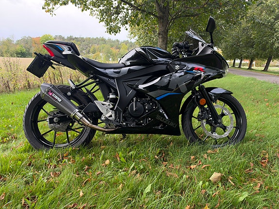Suzuki GSX-R 125 2 of 9