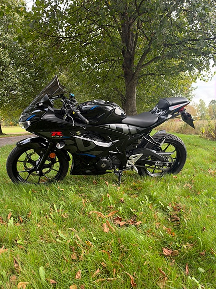 Suzuki GSX-R 125 3 of 9
