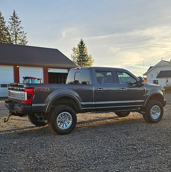 Ford F-350 4 of 25