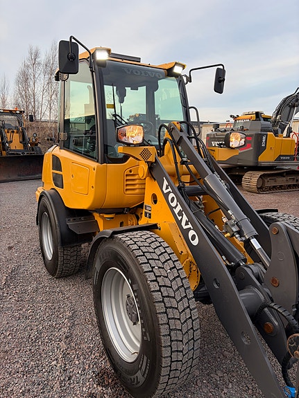 Volvo L25F 2 of 5