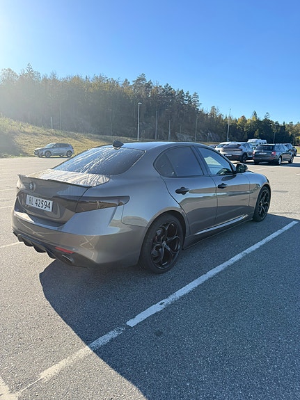 Alfa Romeo Giulia 7 of 10