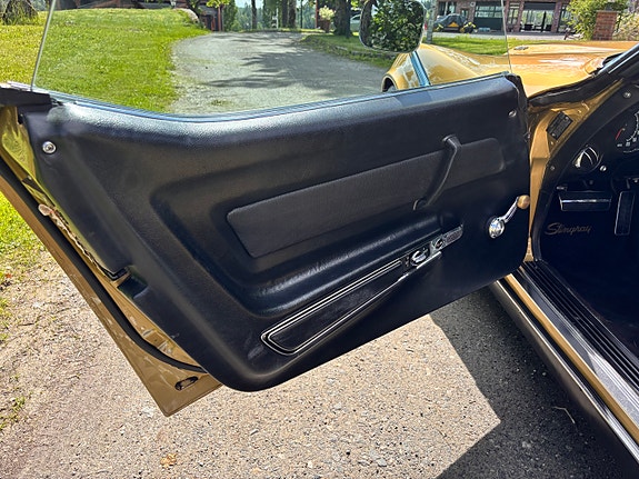 Chevrolet Corvette 12 of 28