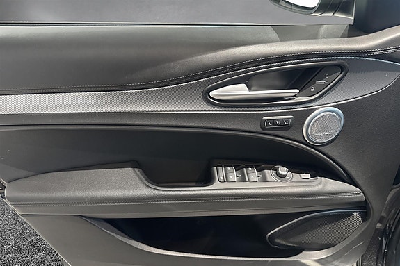 Alfa Romeo Stelvio 15 of 21