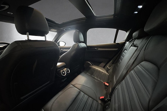 Alfa Romeo Stelvio 16 of 21