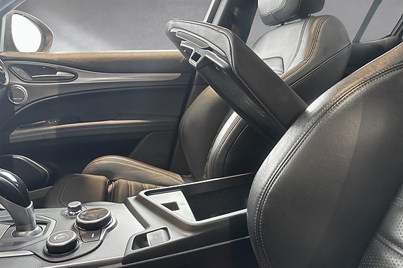 Alfa Romeo Stelvio 12 of 21