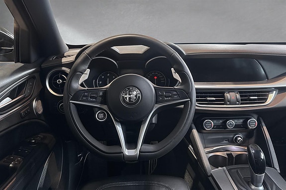 Alfa Romeo Stelvio 10 of 21
