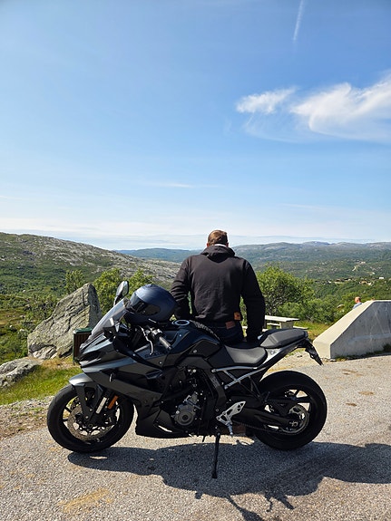 Suzuki GSX-8R 8 of 9