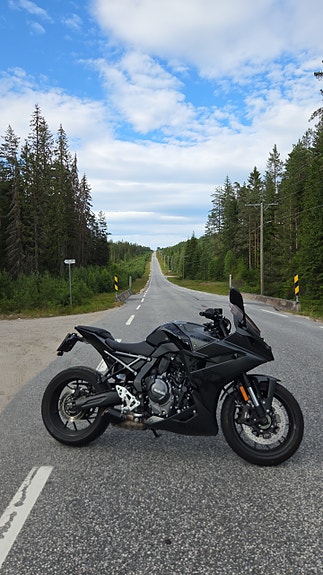 Suzuki GSX-8R 6 of 9