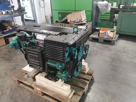 VOLVO PENTA D4 - 260HK 2 of 4