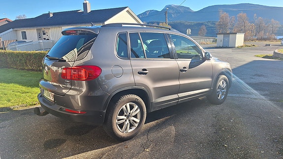 Volkswagen Tiguan 3 of 9