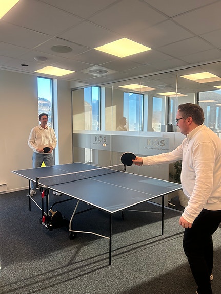 Hos oss er det rom for både konkurranse og latter! En runde pingpong i pausen bidrar til samhold, energi og godt humør på jobb.