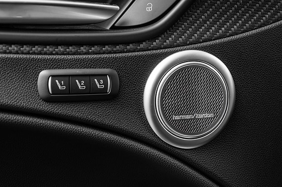 Alfa Romeo Stelvio Quadrifoglio 27 of 30