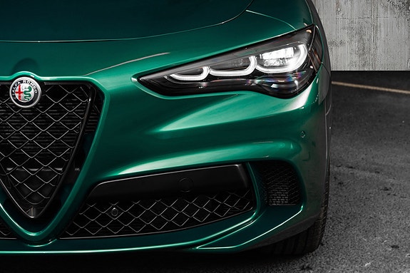 Alfa Romeo Stelvio Quadrifoglio 8 of 30