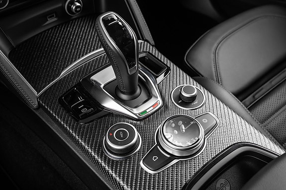 Alfa Romeo Stelvio Quadrifoglio 24 of 30
