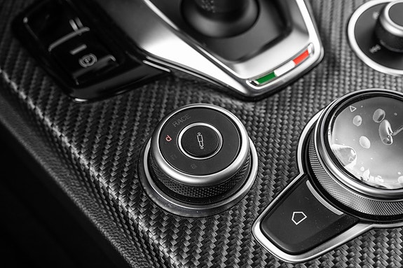 Alfa Romeo Stelvio Quadrifoglio 25 of 30