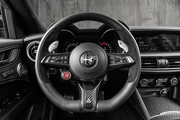 Alfa Romeo Stelvio Quadrifoglio 30 of 30