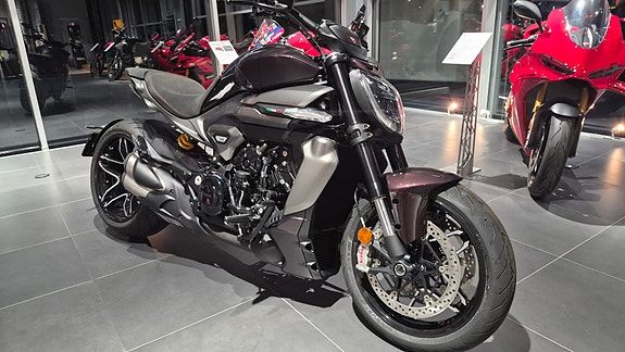 Ducati Xdiavel V4 2 of 12