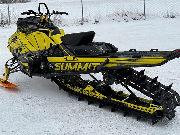 Ski-doo Summit 850 E-Tec 3 of 4